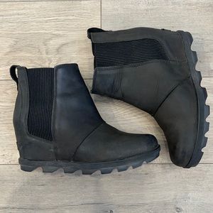 Sorel Joan of Arctic wedges, size 8.5, black.